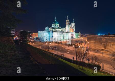 Maestosa vista della Cattedrale dell'Almudena con esterni illuminati sullo sfondo Di notte a Madrid Foto Stock