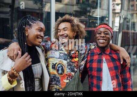 Gruppo di allegri amici hipster afro-americani alla moda outfit sorridenti felicemente sulla strada urbana Foto Stock
