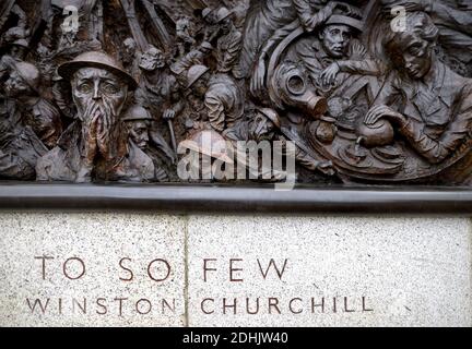 Londra, Inghilterra, Regno Unito. Battle of Britain Memorial (2005: Paul Day) Victoria Embankment. Dettaglio - il Blitz Foto Stock