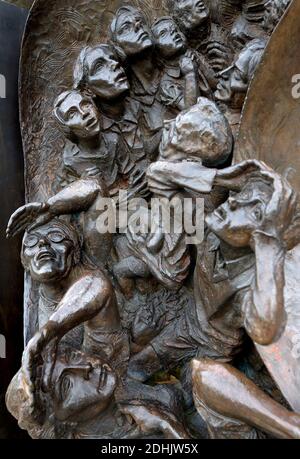 Londra, Inghilterra, Regno Unito. Battle of Britain Memorial (2005: Paul Day) Victoria Embankment. Dettaglio - civili durante il Blitz Foto Stock