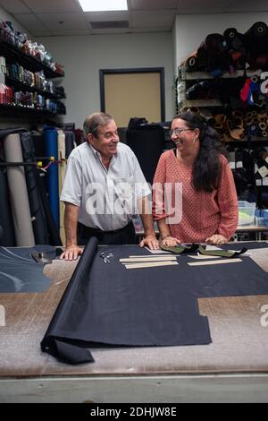Dipendenti immigrati che lavorano nell'industria manifatturiera di Samsonite, negli Stati Uniti, Foto Stock