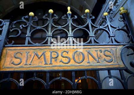 Londra, Inghilterra, Regno Unito. Porte di Simpson's nello Strand, parte degli edifici Savoia Foto Stock