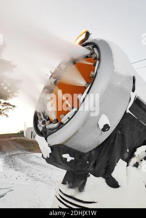 Pistola da neve mobile per la produzione di neve artificiale. Foto Stock