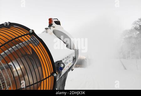 Pistola da neve mobile per la produzione di neve artificiale. Foto Stock