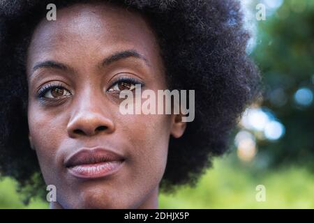 Donna nera con acconciatura Afro che guarda la fotocamera Foto Stock