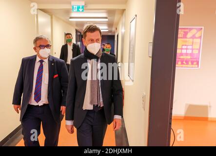 11 dicembre 2020, Sassonia, Aue: Michael Kretschmer (r), primo ministro della Sassonia, e Frank Vogel (entrambi CDU), amministratore del distretto di Erzgebirgskreis, vengono a una conferenza stampa presso Helios Klinikum. Insieme alla Sassonia orientale, l'Erzgebirge è una delle regioni con la più alta incidenza di infezioni nello Stato libero della Sassonia. Da sabato (12.12.2020), le maschere saranno obbligatorie ovunque all'aperto. Come in altri locali della corona sassone, è vietato servire e consumare alcol in pubblico. Casa o appartamento non può più essere lasciato senza una buona ragione. Persone che non fanno Foto Stock