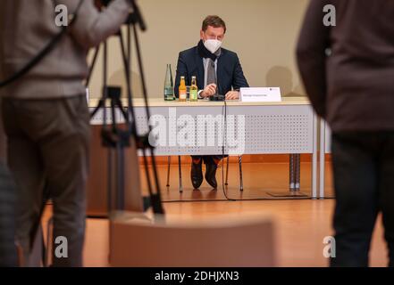 11 dicembre 2020, Sassonia, Aue: Michael Kretschmer (CDU), primo ministro della Sassonia, è presente in una conferenza stampa all'Helios Klinikum. Insieme alla Sassonia orientale, le montagne ore sono tra le regioni con la più alta incidenza di infezioni nello Stato libero. Da sabato (12.12.2020), le maschere saranno obbligatorie ovunque all'aperto. Come in altri locali della corona sassone, è vietato servire e consumare alcol in pubblico. Casa o appartamento non può più essere lasciato senza una buona ragione. Le persone che non hanno una residenza permanente nell'Erzgebirgskreis non sono autorizzate a fare Foto Stock