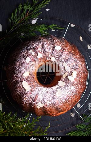 Concetto di cibo in casa Gugelhupf, Guglhupf, Kugelhopf, kouglof bundt torta lievito dell Europa Centrale su sfondo nero Foto Stock