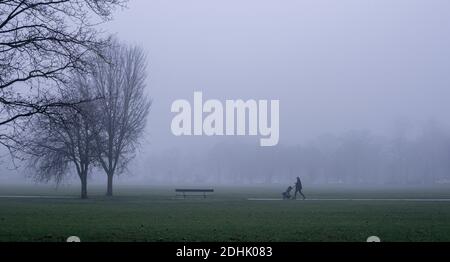 Harrogate, North Yorkshire, Regno Unito. 11 Dicembre 2020. Alcuni escursionisti possono essere visti attraverso la fitta nebbia sulla strada nel centro di Harrogate oggi. Credit: ernesto rogata/Alamy Live News Foto Stock