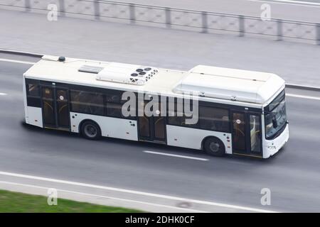 L'autobus cittadino viaggia sull'autostrada, vista aerea Foto Stock