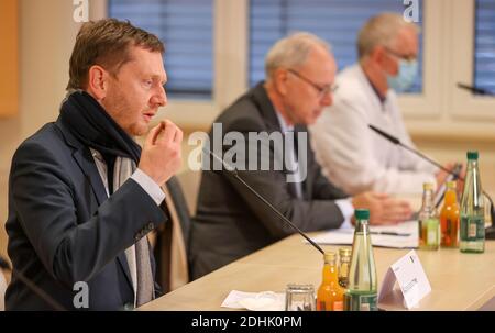 11 dicembre 2020, Sassonia, Aue: Michael Kretschmer (l-r, CDU), primo ministro della Sassonia, Christoph Josten, ospedale universitario di Lipsia, e Thomas Grünewald, infettiologo dell'ospedale Chemnitz, sono presenti in una conferenza stampa presso l'ospedale Helios. Insieme alla Sassonia orientale, le montagne ore sono tra le regioni con la più alta incidenza di infezioni nello Stato libero. Da sabato (12.12.2020), le maschere saranno obbligatorie ovunque all'aperto. Come in altri locali della corona sassone, è vietato servire e consumare alcol in pubblico. La casa o l'appartamento non possono più essere lef Foto Stock