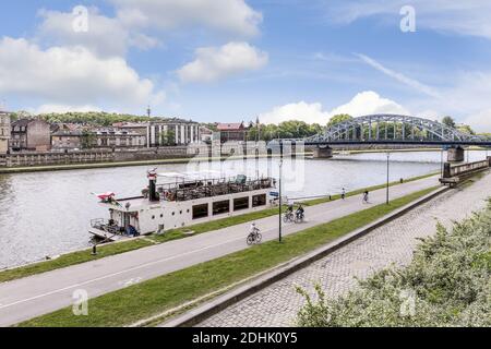 Chiatte sul fiume Wisla vicino a Kazimierz e Podgorze quartieri di Cracovia, Polonia. Foto Stock