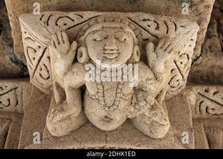 Dettagli scolpiti in pietra sulla cima della colonna di pietra - Ranin Ki Vav Stepwell, Gujarat, india Foto Stock