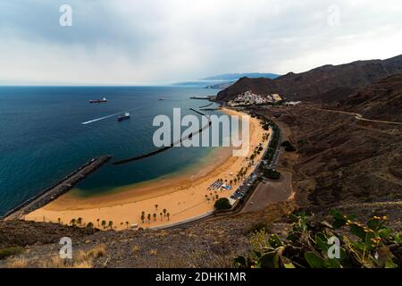 Playa de Las Teresitas dalla cima della montagna, Tenerife Foto Stock