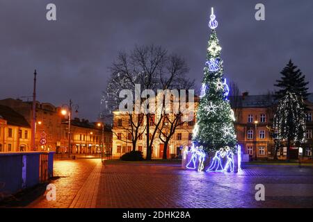 Tradizionale grande albero di natale di fronte al Municipio nel quartiere Podgorze di Cracovia, Polonia. Foto Stock