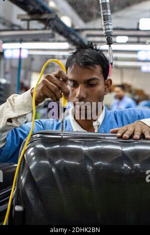 Lavoratori di sesso maschile presso l'unità di produzione di Samsonite in India Foto Stock