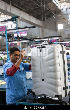 Lavoratori di sesso maschile presso l'unità di produzione di Samsonite in India Foto Stock