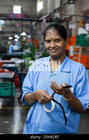 Lavoratrice femminile presso l'unità di produzione di Samsonite in India Foto Stock