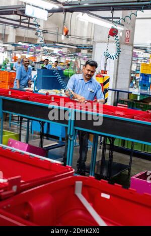 Lavoratore maschile presso l'unità di produzione di Samsonite in India Foto Stock