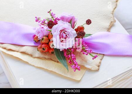 Rose, eriche e bacche di biancospino in bouquet piccolo 