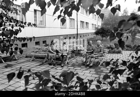 30 novembre 1983, Sassonia, Eilenburg: Le donne anziane a Dederon si trovano di fronte a una casa a Eilenburg a metà degli anni ottanta. Data esatta di ammissione non nota. Foto: Volkmar Heinz/dpa-Zentralbild/ZB Foto Stock