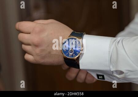 Orologio a mano da uomo sulla mano dello sposo, primo piano. Le preparazioni dello sposo Foto Stock