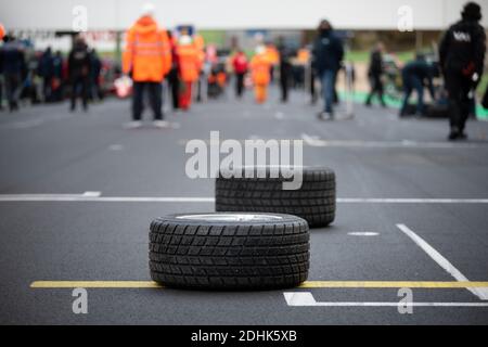 Concetto di gara umida, pneumatici da pioggia per auto motorsport su circuito asfaltato linea di partenza griglia fuoco selettivo Foto Stock