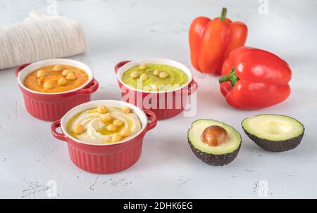 Ciotole di diversi tipi di hummus: Classico, avocado e paprika Foto Stock