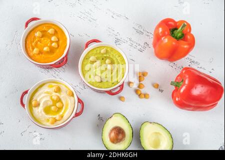 Ciotole di diversi tipi di hummus: Classico, avocado e paprika Foto Stock