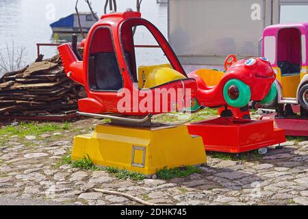 Giro in giostra a gettoni per bambini fiume costa Foto Stock