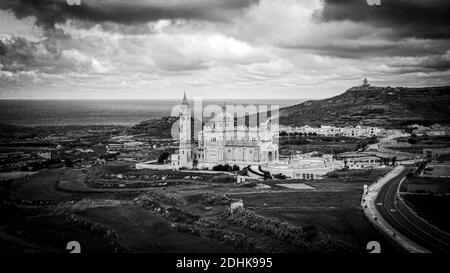 Veduta aerea della Basilica Ta Pinu a Gozo, un santuario nazionale Foto Stock