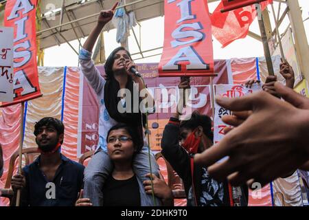 Kolkata, India. 11 Dicembre 2020. Il movimento anti CAA-NRC-NPR riprende a Kolkata venerdì. La legge sull'emendamento alla cittadinanza (CAA) è stata promulgata dal governo indiano. (Foto di Snehasish Bodhak/Pacific Press) Credit: Pacific Press Media Production Corp./Alamy Live News Foto Stock