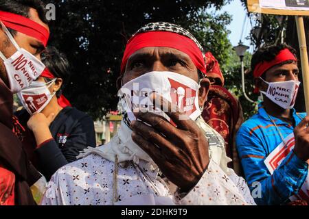 Kolkata, India. 11 Dicembre 2020. Il movimento anti CAA-NRC-NPR riprende a Kolkata venerdì. La legge sull'emendamento alla cittadinanza (CAA) è stata promulgata dal governo indiano. (Foto di Snehasish Bodhak/Pacific Press) Credit: Pacific Press Media Production Corp./Alamy Live News Foto Stock