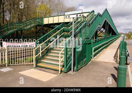 Chirk stazione ferroviaria rurale accesso disabili ponte di accesso parte di a. £2 milioni di progetti finanziati dalla Welsh Assembly per migliorare l'accesso attraverso cingoli e piattaforma Foto Stock