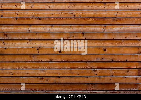 parete da legno disposto orizzontalmente tavole legno naturale pino Foto Stock