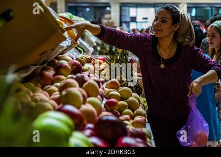 All'interno del mercato principale di Dushanbe, capitale del Tagikistan Foto Stock