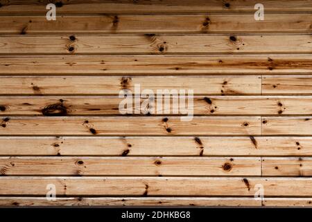 parete da legno disposto orizzontalmente tavole legno naturale pino Foto Stock