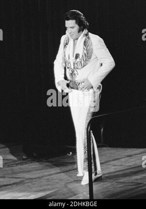 Elvis Presley si esibisce presso il Richfield Coliseum vicino a Cleveland il 10 luglio 1975. Indossa il suo jumpsuit Black Pheonix in questa performance. Ernie Mastroianni foto Foto Stock