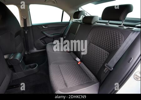 Spazio sul sedile posteriore dell'auto con finestre isolate Foto Stock