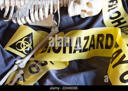 Resti umani coperti con nastro adesivo presso il sito di rischio biologico, USA Foto Stock