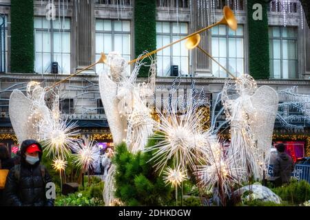 Herald Angel Figures al Rockefeller Center durante le festività natalizie, New York, USA 2020 Foto Stock