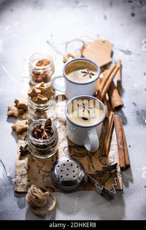 Tempo del caffè invernale. Biscotti dolci di pan di zenzero. Cibo sano e bevanda. Espresso di Natale. Foto Stock