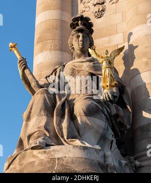 Scultura in fondo ad una colonna di Alexandre III ponte - Parigi Foto Stock