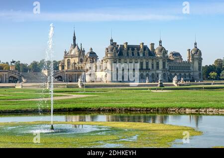 Vista del Castello di Chantilly dal giardino le Notre - Francia Foto Stock