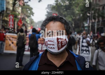 Kolkata, India. 11 Dicembre 2020. Durante la manifestazione un protettore che indossa una maschera che recita 'No NRC (Registro Nazionale dei cittadini)'. Gli attivisti DELL'AISA (Associazione di tutti gli studenti indiani) hanno organizzato una manifestazione di protesta contro la NRC (Registro Nazionale dei cittadini), la CAA (legge sull'emendamento alla cittadinanza) e la Farm Bill. Credit: SOPA Images Limited/Alamy Live News Foto Stock