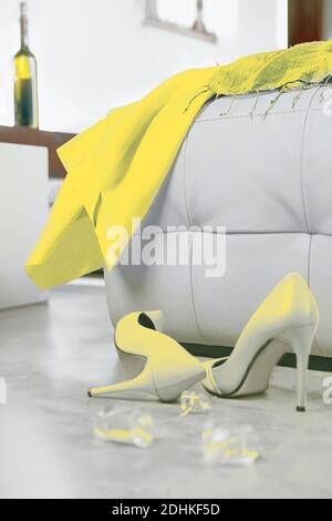 Storia d'amore. Outfit femminile alla moda: Abito giallo, scarpe sullo sfondo con vino. Concetto di festa di San Valentino o di Capodanno di Natale. Luminosi colori giallo e grigio. Foto Stock
