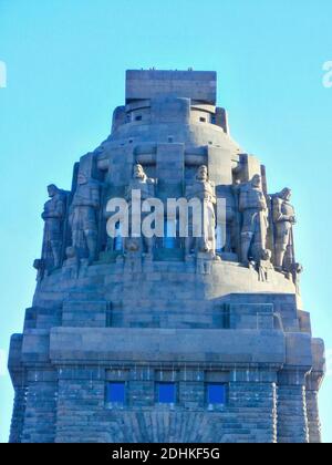 Un'immagine verticale di Monumento alla Battaglia del Nazioni a Lipsia sotto un cielo blu Foto Stock