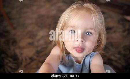 Ritratto di una bambina simpatica. Foto Stock