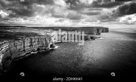 Volo lungo la costa di Gozo Malta - incredibile natura Foto Stock