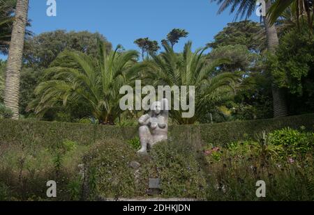 Statua di marmo della Terra Madre Gaia di David Wynne nel Giardino dell'Abbazia sull'isola di Tresco nelle isole di Scilly, Inghilterra, Regno Unito Foto Stock